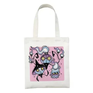 Detail van canvas shopper met schattige geest print en stevig handvat voor dagelijks gebruik.