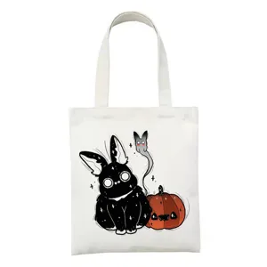 Gedetailleerd overzicht van witte canvas tas met schattige goth konijn en pompoen.