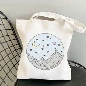 Λευκή υφασμάτινη τσάντα shopper με χαριτωμένο γραφικό print βουνού και αστέρων.