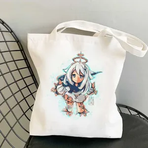 Detailansicht der bedruckten weißen Segeltuchtasche mit Anime-Motiv und robusten Griffen.