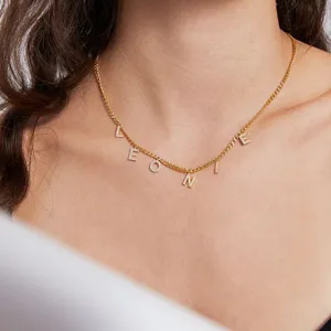 Collier pendentif lettre plaqué or avec accents de strass scintillants pour style quotidien.