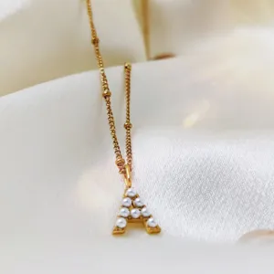 Chaîne de clavette en acier inoxydable doré minimaliste avec pendentif lettre A en perle.