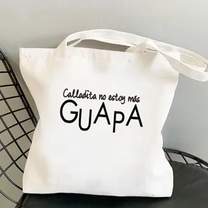 Detailansicht der weißen Canvas-Tasche mit spanischem Statement-Print, lässige Schultertasche.