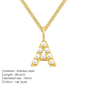 Edelstahl 14K Gold Buchstabe A Anhänger Halskette verziert mit glänzenden weißen Perlen.