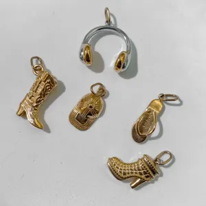 Set aus Metallanhängern mit trendigen Schuh- und Hütemotiven für DIY Schmuckdesign.