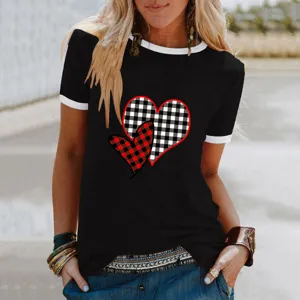 Gros plan sur le t-shirt à manches courtes pour femmes avec imprimé cœur à carreaux rouges.