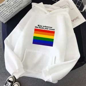 Sweat à capuche unisexe blanc avec drapeau arc-en-ciel et texte imprimé audacieux.