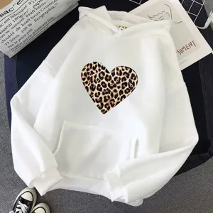 Sweat-shirt à capuche blanc avec imprimé cœur léopard, haut à manches longues très confortable.