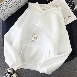 Détail du sweat-shirt à capuche blanc avec joli imprimé éléphant et pissenlit.