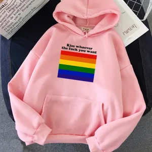 Sweat-shirt à capuche rose avec graphique de drapeau arc-en-ciel et slogan, streetwear décontracté.