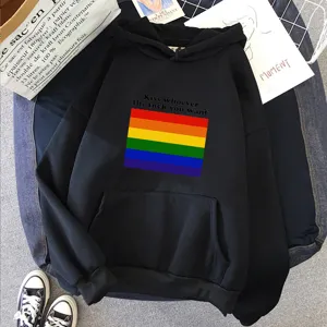 Sweat à capuche noir avec drapeau arc-en-ciel et impression de texte pour un style décontracté.