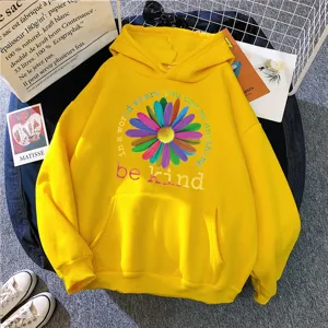 Sweat à capuche jaune décontracté avec imprimé marguerite coloré et citation inspirante au quotidien.