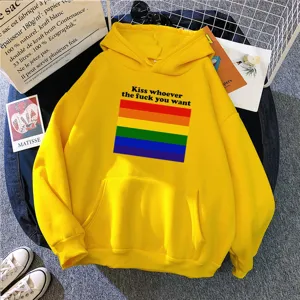 Sweatshirt a capuche jaune vif avec drapeau arc-en-ciel et texte style streetwear.