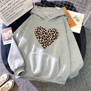 Sweat à capuche gris avec imprimé cœur léopard pour femme et homme, pull décontracté confortable.