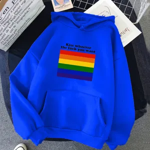 Sweat à capuche bleu roi avec drapeau arc-en-ciel et slogan audacieux pour streetwear.