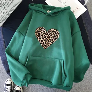 Sweat à capuche vert avec design élégant cœur léopard, confortable et tendance pour tous les jours.