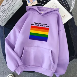 Sweat à capuche violet décontracté avec drapeau arc-en-ciel et slogan, streetwear confortable.