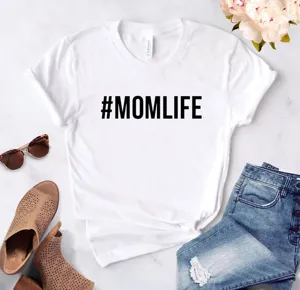 Detailansicht des weißen Mom Life Grafik T-Shirts mit minimalistischem Buchstabenprint.