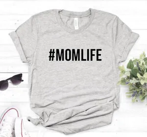 Detaillierte Nahaufnahme des grauen Kurzarm-T-Shirts mit schwarzem Mom-Life-Buchstaben-Print.
