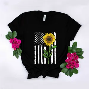 Vista detallada de camiseta gráfica negra de manga corta con diseño de bandera de EE. UU.