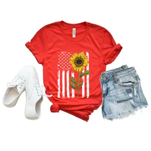 Primer plano de una camiseta roja de manga corta con estampado de girasol y shorts vaqueros.