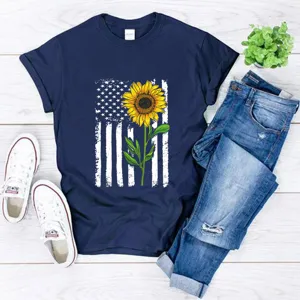 Vista detallada de camiseta casual de manga corta azul marino con gráfico de girasol y bandera.