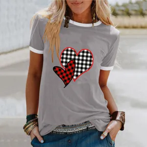 T-shirt gris décontracté pour femme avec bordures contrastées et détail de motif cœur.