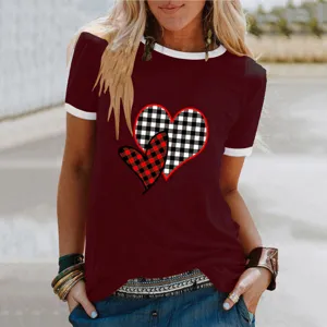 Gros plan du t-shirt rouge bordeaux pour femmes avec motif de cœur à carreaux.