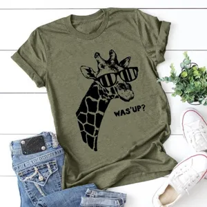 Gedetailleerd overzicht van olijfgroen t-shirt met korte mouwen en stoere giraffeprint.