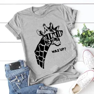Casual grijs t-shirt met korte mouwen en een leuke grafische print van een giraf.