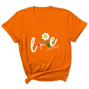 Oranje dames korte mouw t-shirt met schattige madeliefje love print en grafisch motief.