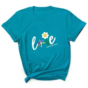 Turquoise korte mouw dames t-shirt met witte margriet love print en tekst detail.