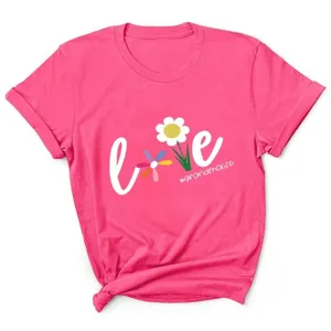 Roze dames T-shirt met korte mouwen, voorzien van een leuke madeliefje liefdesprint.