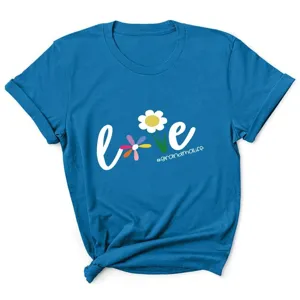 Detail van blauw dames t-shirt met korte mouwen, madeliefje motief en geknoopt zoomontwerp.