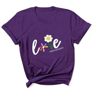 Close-up van paars t-shirt met korte mouwen en een mooi madeliefje bloemmotief en print.