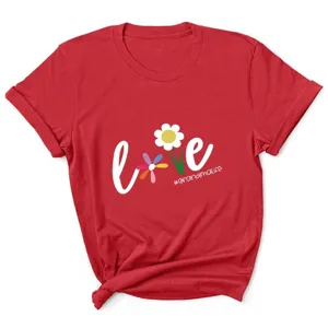 Rood dames t-shirt met korte mouwen en een leuke madeliefje love print en grandmalife tekst.
