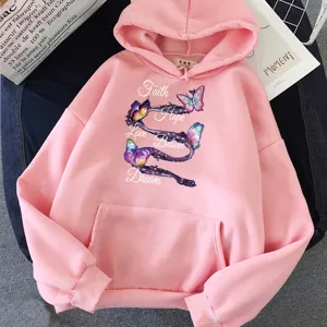 Sweat à capuche rose pour femme et homme avec imprimé papillon et texte motivant chic.