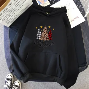 Detailansicht des schwarzen Hoodies mit weihnachtlichem Tannenbaumdruck und Tasche.