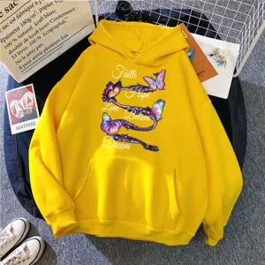Sweat à capuche jaune décontracté pour homme et femme avec imprimé papillon et texte.