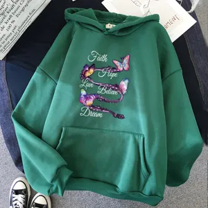 Sweat à capuche vert avec imprimé papillon, manches longues et poche avant pratique.