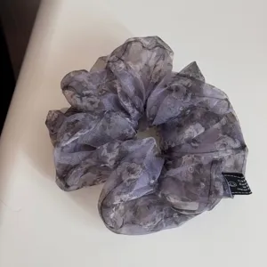 Gedetailleerd overzicht van een Franse bloemen stof haarelastiek, mooie accessoire.