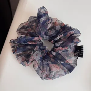 Frans bloemig mesh scrunchie detailbeeld, elegante haarband en mode haaraccessoire voor vrouwen.