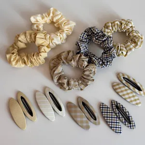 Set dettagliato di scrunchies a quadri e fermagli per capelli in tessuto stile coreano.