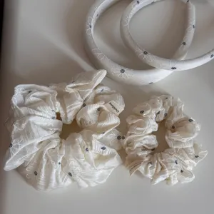 Korean style white daisy hair accessories set with headbands and scrunchies for women.