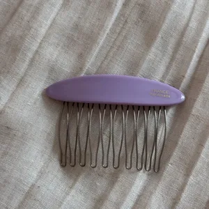 Detailed view of the purple acetate hair comb with metal teeth, elegant daily hair accessory.