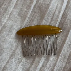Korean style oval acetate hair comb with metal teeth, elegant vintage side insert hair accessory.