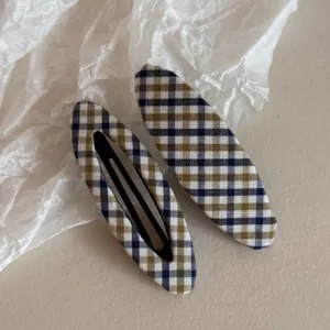 Primo piano dettagliato della molletta per capelli in tessuto a quadretti coreana.