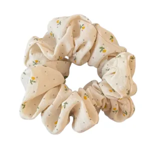 Zachte gele bloemen haarelastiekje voor dames, stijlvolle haaraccessoire voor dagelijkse staart.