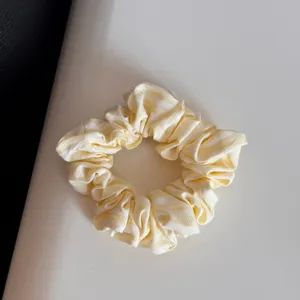 Gommino per capelli in tessuto a quadri gialli, elastico carino per lo styling quotidiano.