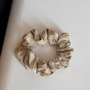 Elegante scrunchie per capelli a quadri da donna, accessorio moda in tessuto morbido.